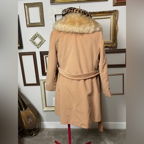 Looking on she sings the songs the words she knows the tune she hums - Picture 5 of 9